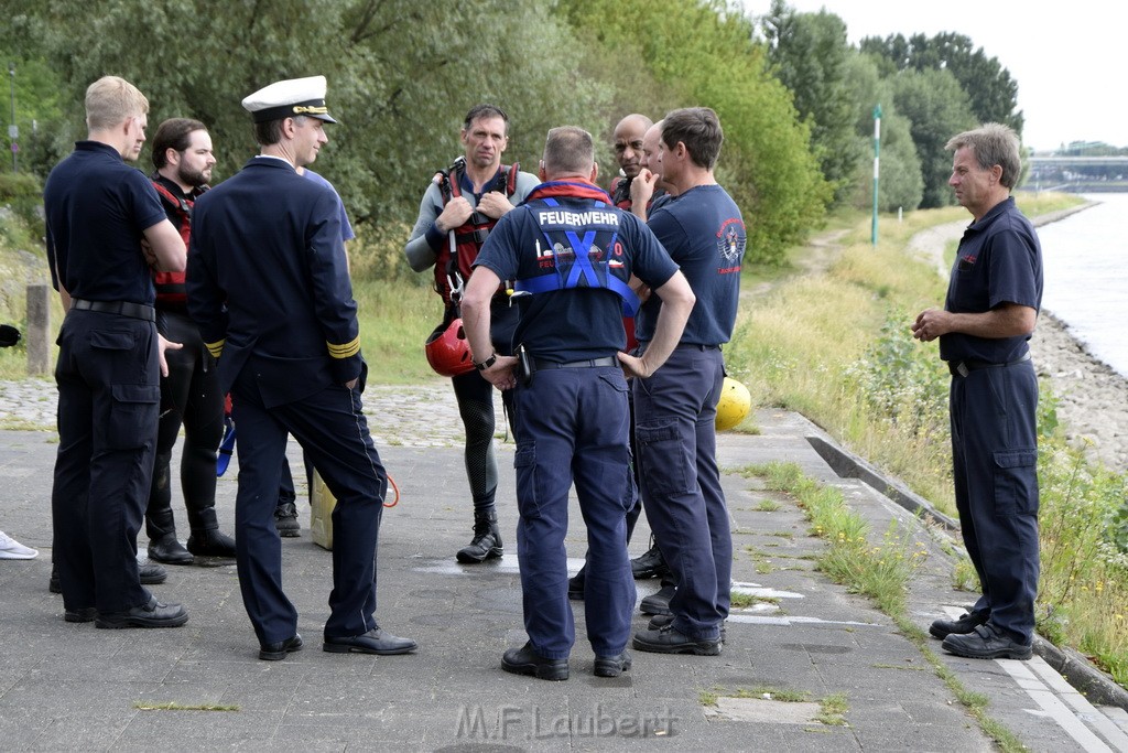 Uebung BF Taucher und Presse Koeln Zoobruecke Rhein P410.JPG - Miklos Laubert